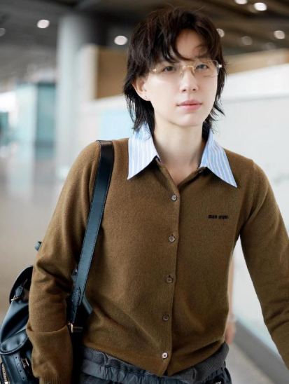 李斯丹妮的湿发狼尾造型真的帅到让人挪不开眼，往那儿一站就是全场焦点。利落的线条配