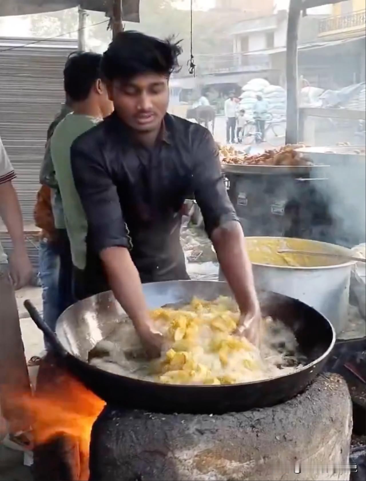 印度帅哥真的上演了徒手捞油锅，不是吹牛，看来牛顿都管不了他了！今天看到一段视频说