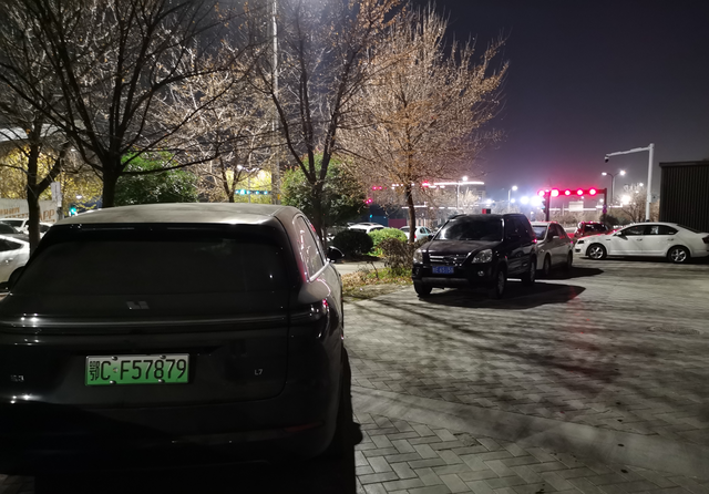 我停了三年都没想过还能这样停楼下车位很紧张，大家都挤在人行道上，我住这三年都是