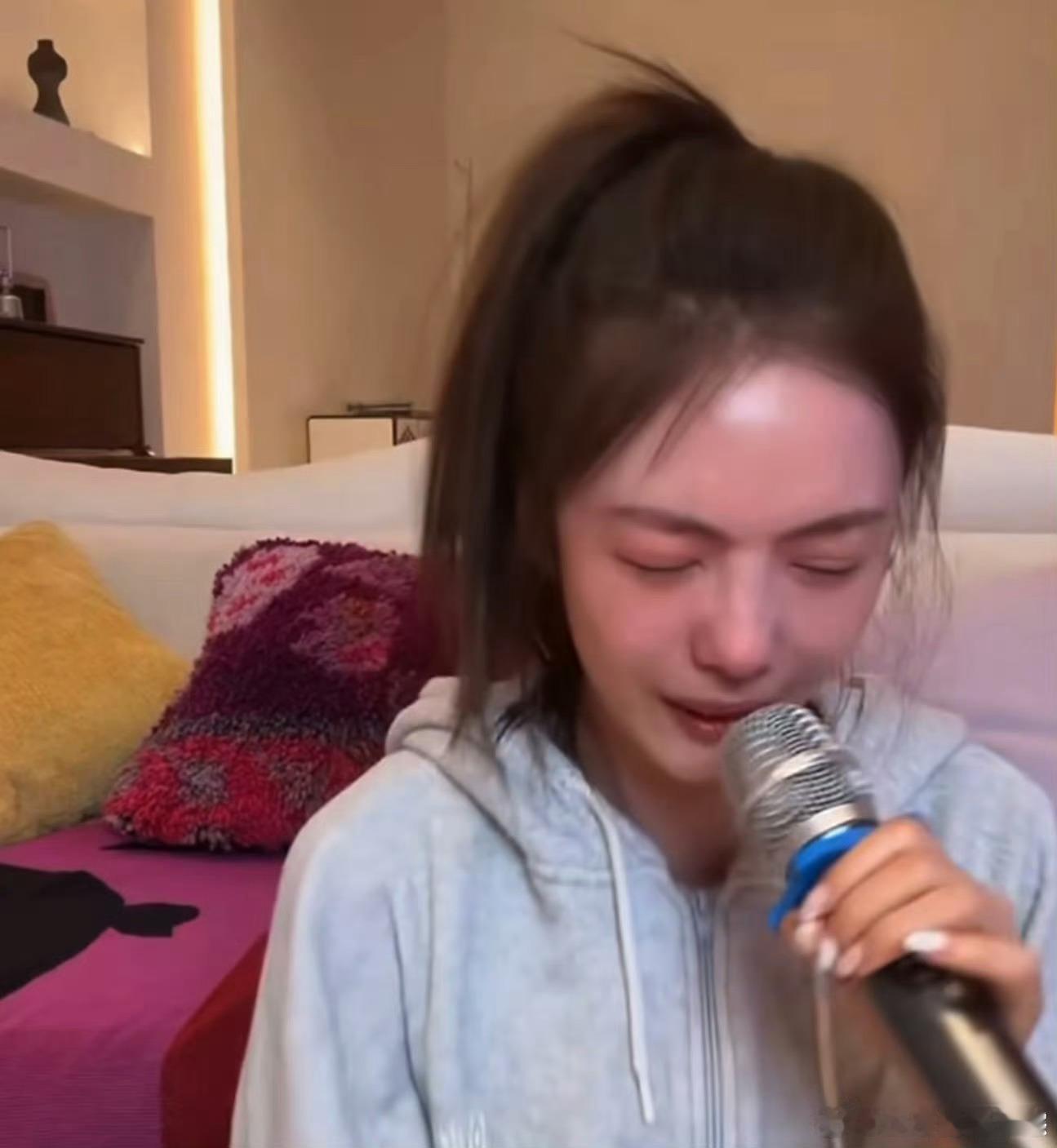 蔡文静经纪人打电话让蔡文静下播觉得还好吧，也没做什么出格的事情就是微醺和粉丝谈心