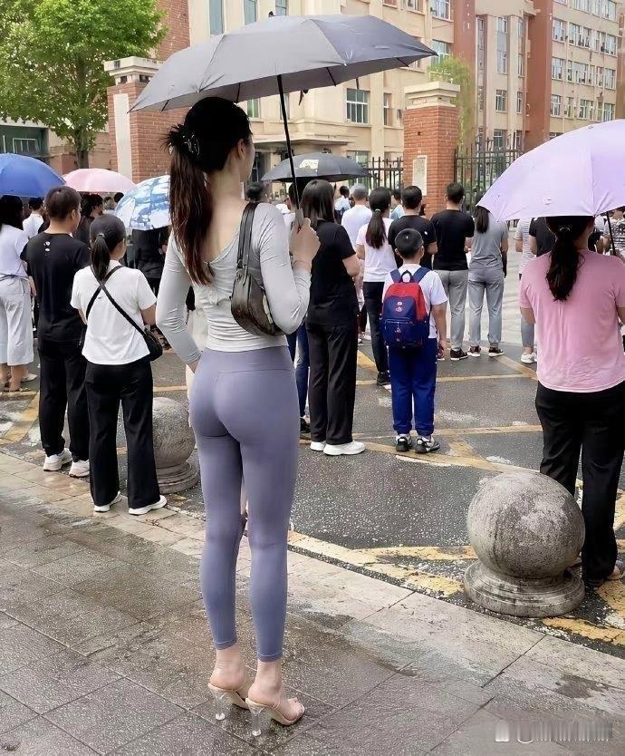 今天路过幼儿园门口，终于知道了为什的男性家长越来越多，你看看天天来的这几个年轻妈