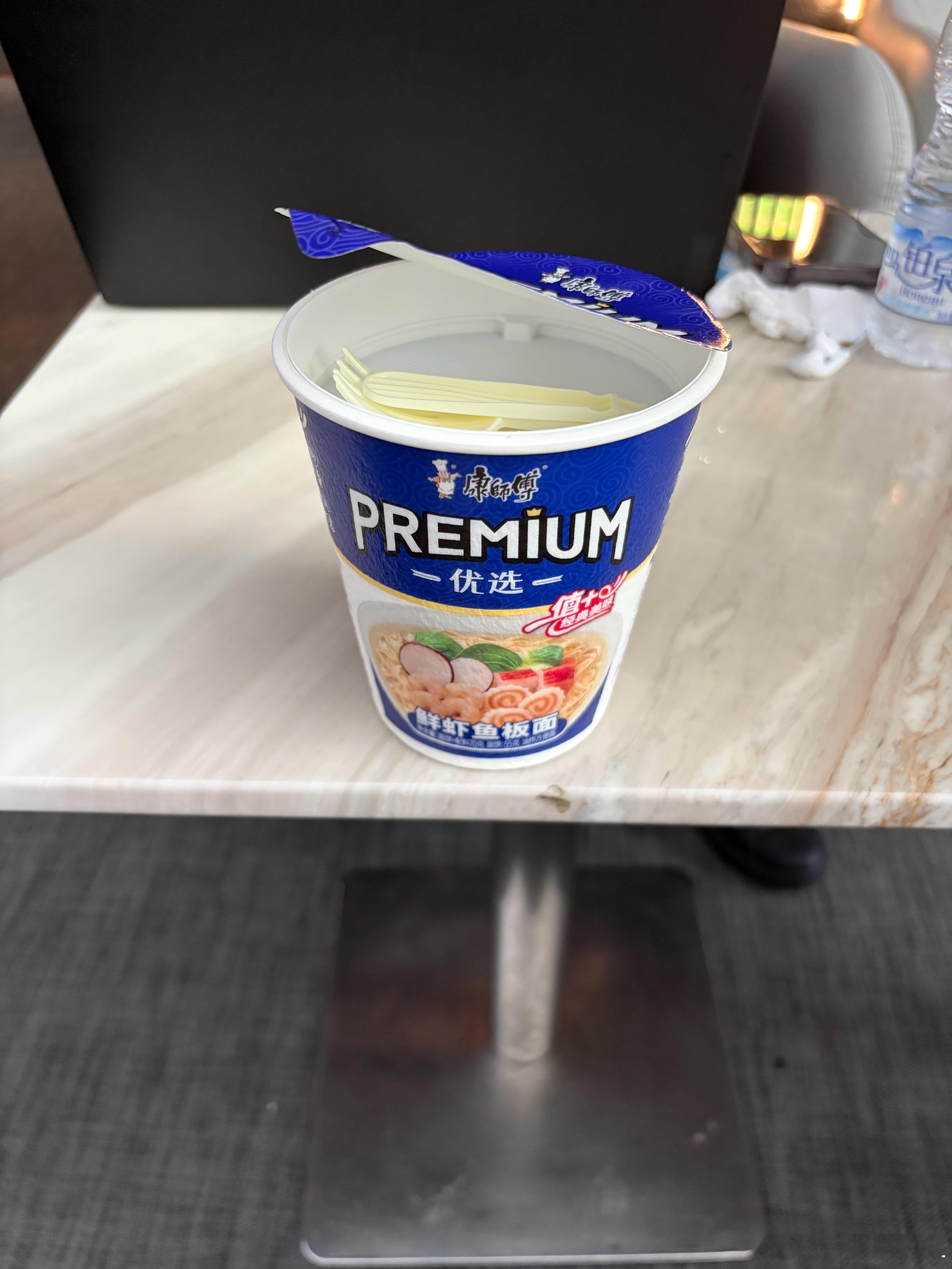 南航贵宾休息室最好吃的美食——康师傅鲜虾鱼板面！
