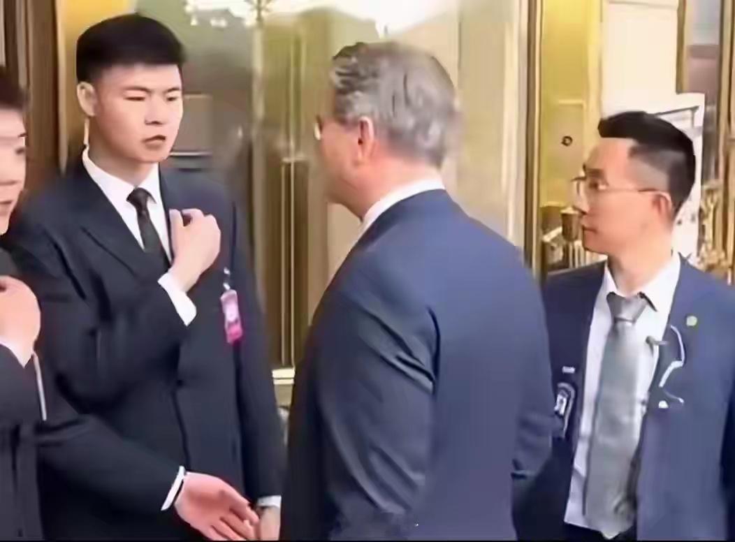 美国大员就了不起了吗？！人民大会堂这波硬核操作，简直太提气！谁说外宾来了就能享受