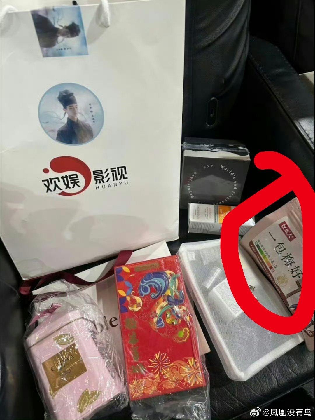 发现我和许凯心意相通了（别管就硬蹭）他给媒体准备的伴手礼梅子我前两天刚刚才买​