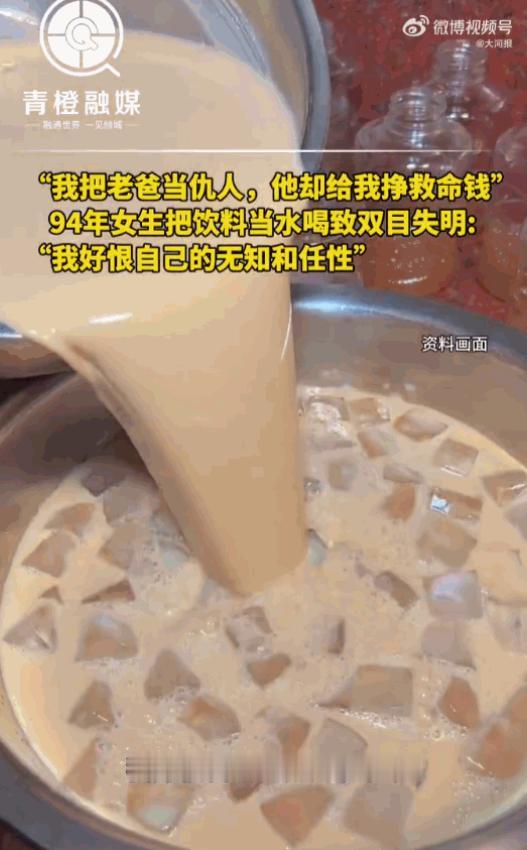 狗来福啊！浙江，家住十楼的女子下班回家，刚到门口就闻到一股血腥味，吓得她赶紧打开