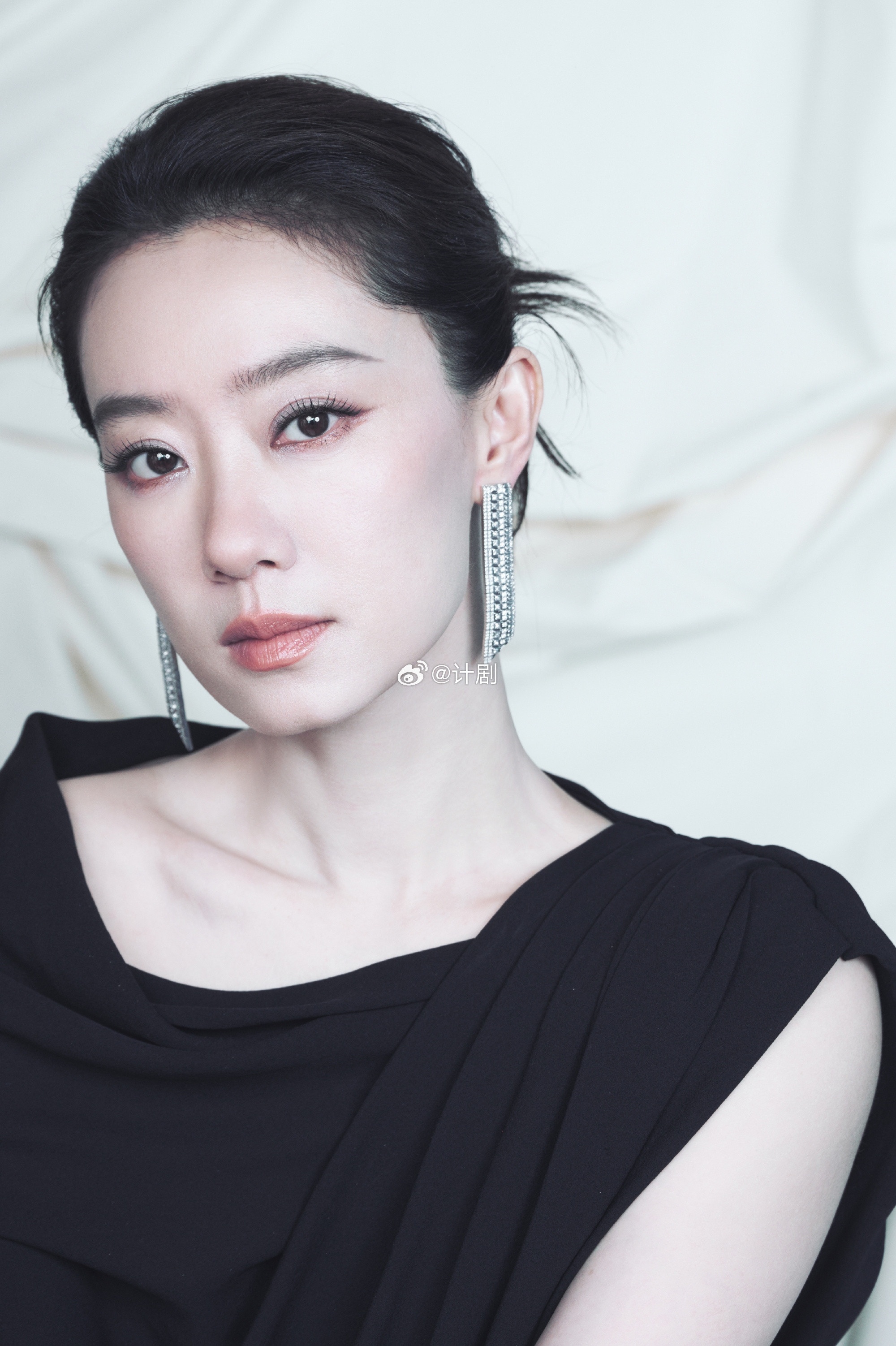 张小斐开盘领衔主演开盘全阵容官宣了，张小斐这次的角色张微很有看头，从核心到边缘