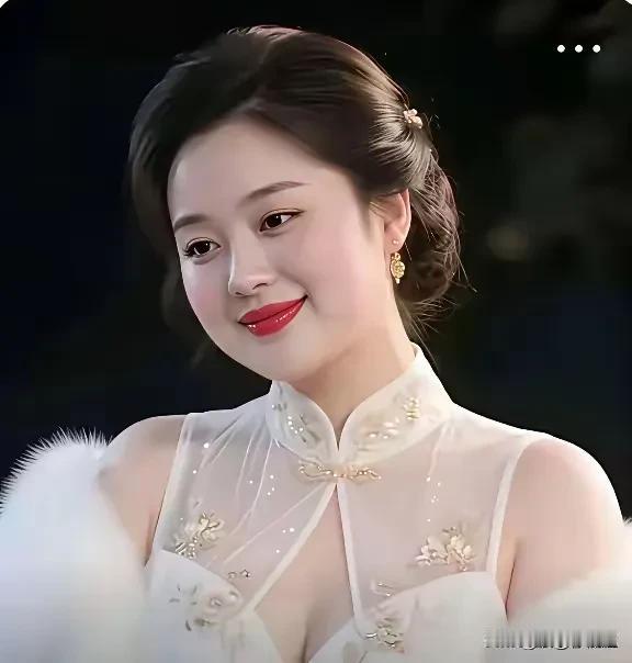 纤腰何必似柴枯，丰润方知韵有余。