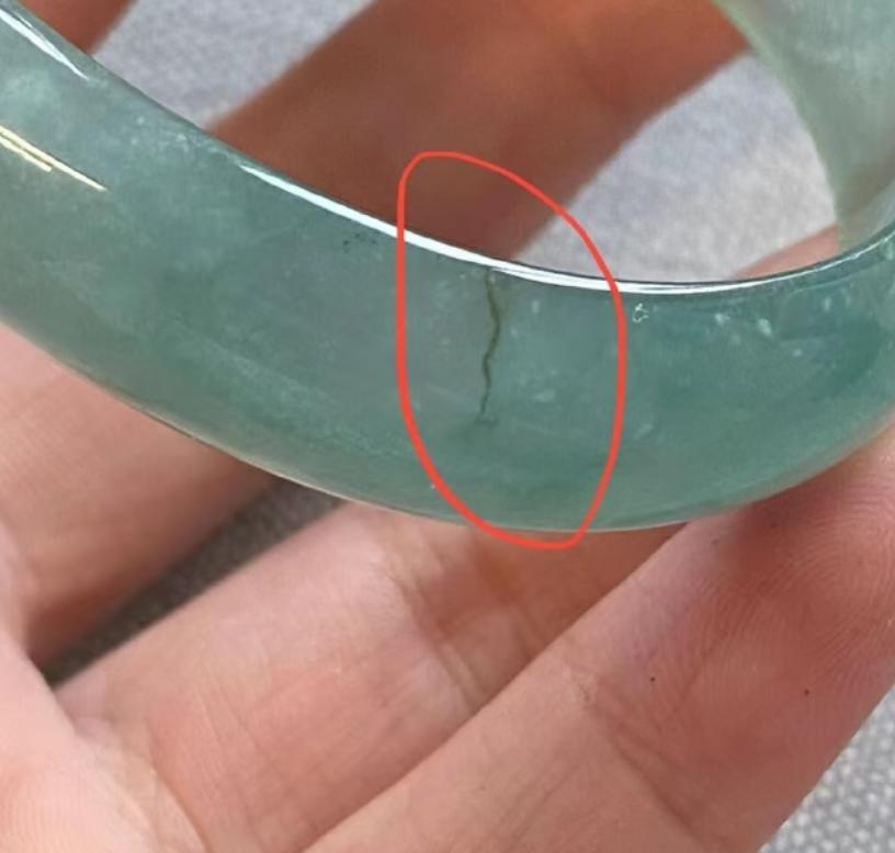 新疆乌鲁木齐，女子在玉器店看中一只价值百万的手镯，店员提醒她不要拿托架，要拿手镯