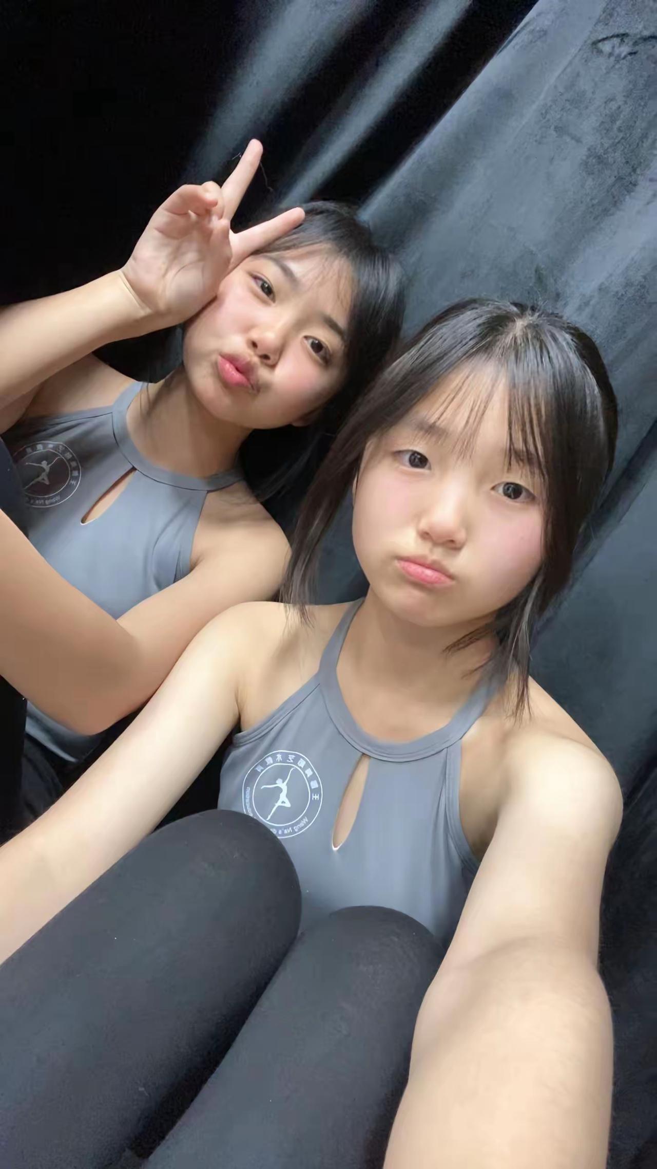 💦训练后的摆拍时间！和搭子一起瘫着比耶，汗水和搞怪表情都是我们的专属回忆～