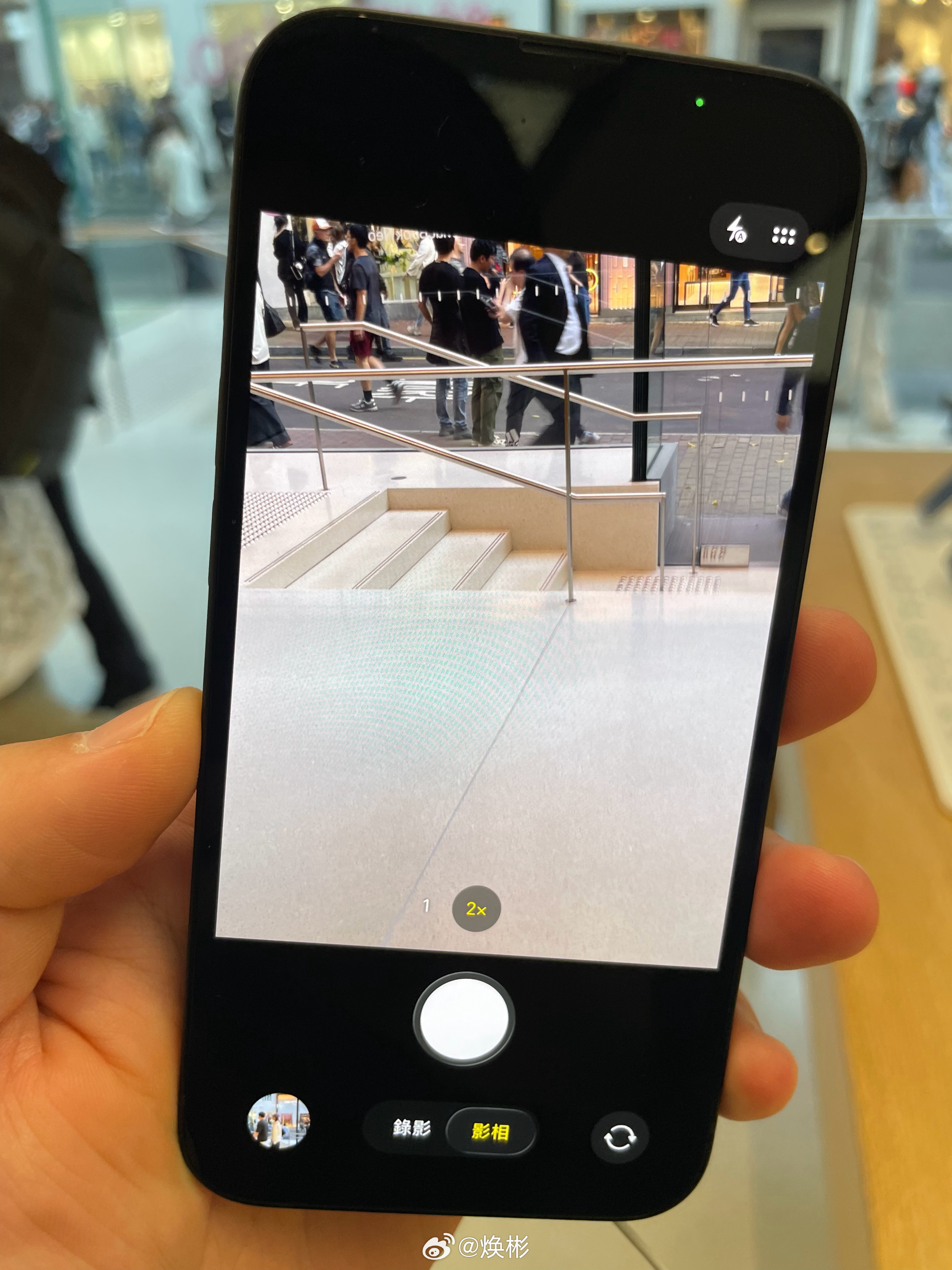 昨天经过铜锣湾的AppleStore，顺便进店玩了一下iPhone17e，经