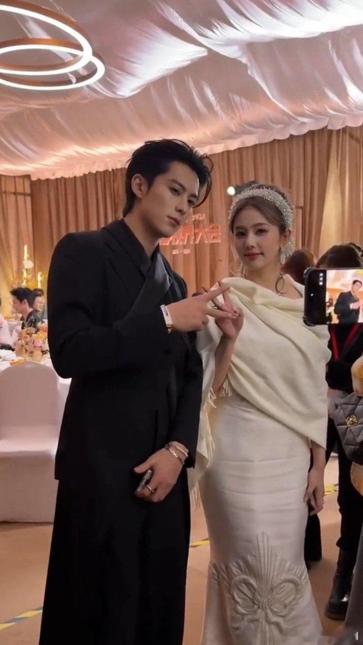 王鹤棣白鹿视界大会合照王鹤棣白鹿合照梦回以爱为营王鹤棣白鹿视界大会合照，完全是