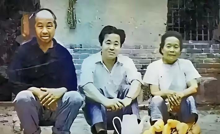 莫言20岁时与父母的一张合影照！从照片上看，莫言的父母亲是地地道道的农民，看起