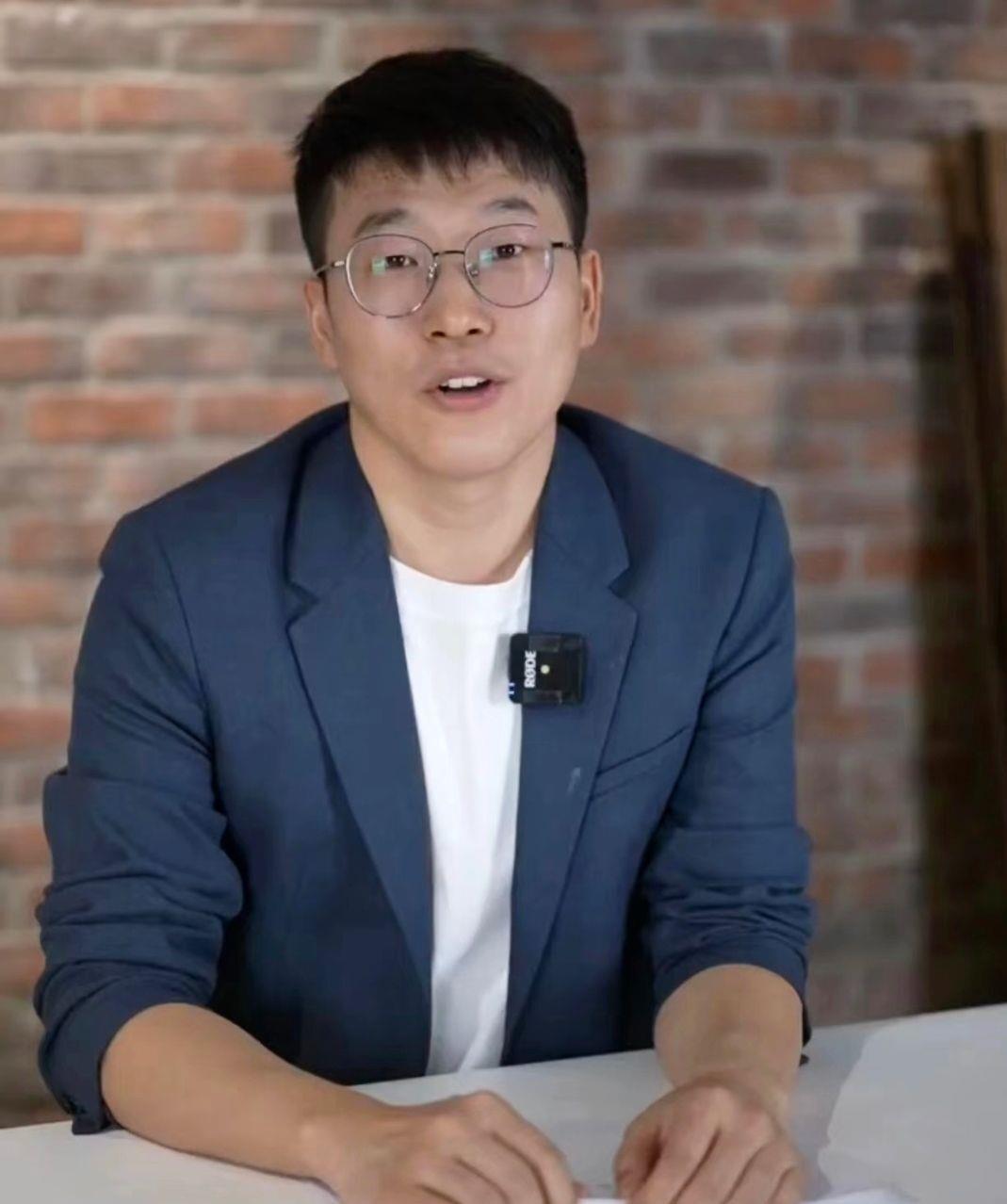 东方甄选的主播明明，最近在个人直播里说了一句话：再熬下去，会干出更绝的事。这话