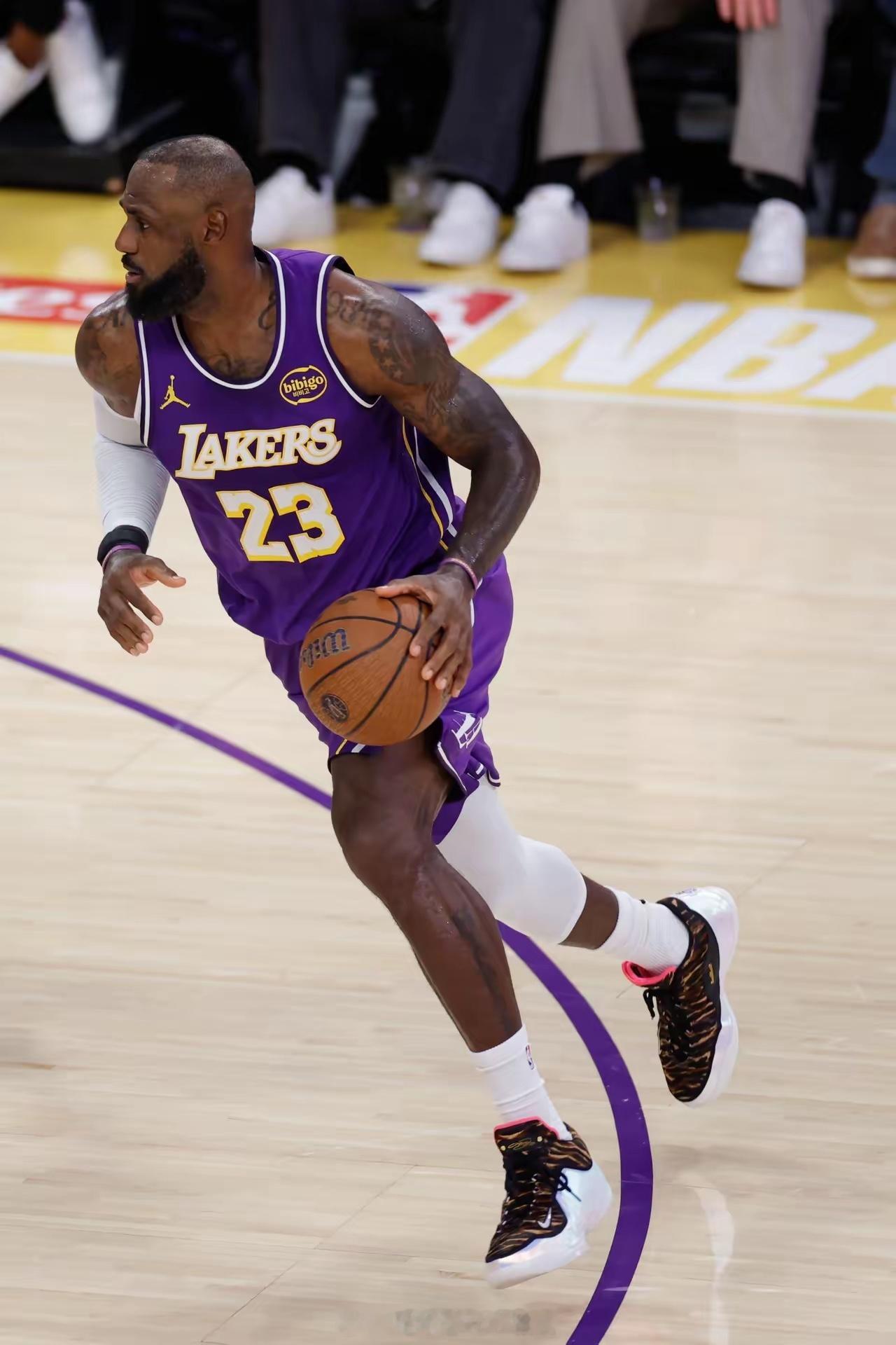 我们黑詹姆斯，不是因他不够强，反因他强得太久。你习惯的剧本是：天才30岁后下滑，