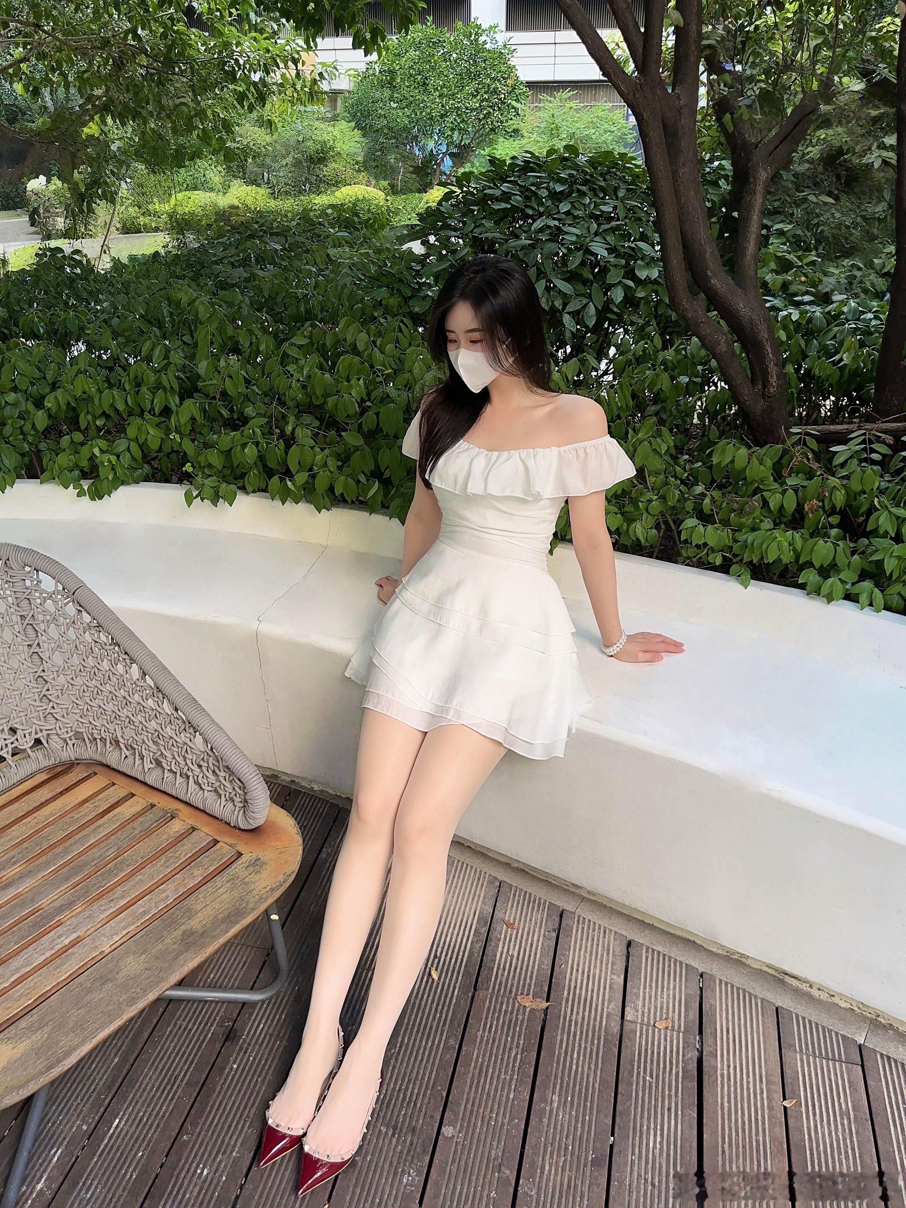 白色露肩装，丝袜平底鞋，美丽元素叠满！​​​