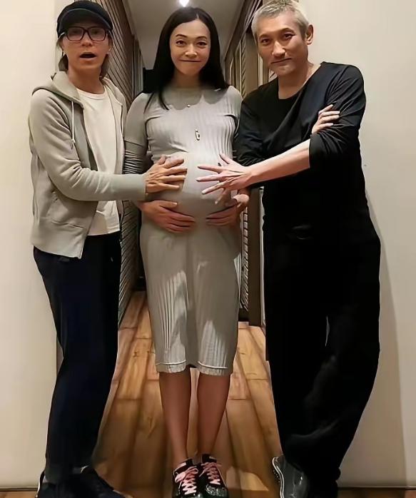 通过这张照片，充分说明姚晨是一位相当放的开的女人，也是一位思想开明的女人，而自信