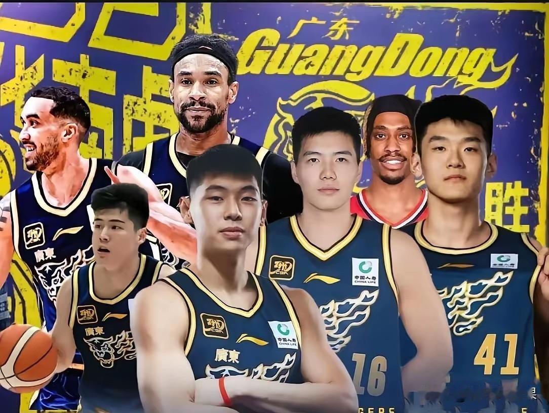 广东男篮新赛季完整阵容如下，继续向总冠军发起冲击。1.后卫线徐杰，胡明轩