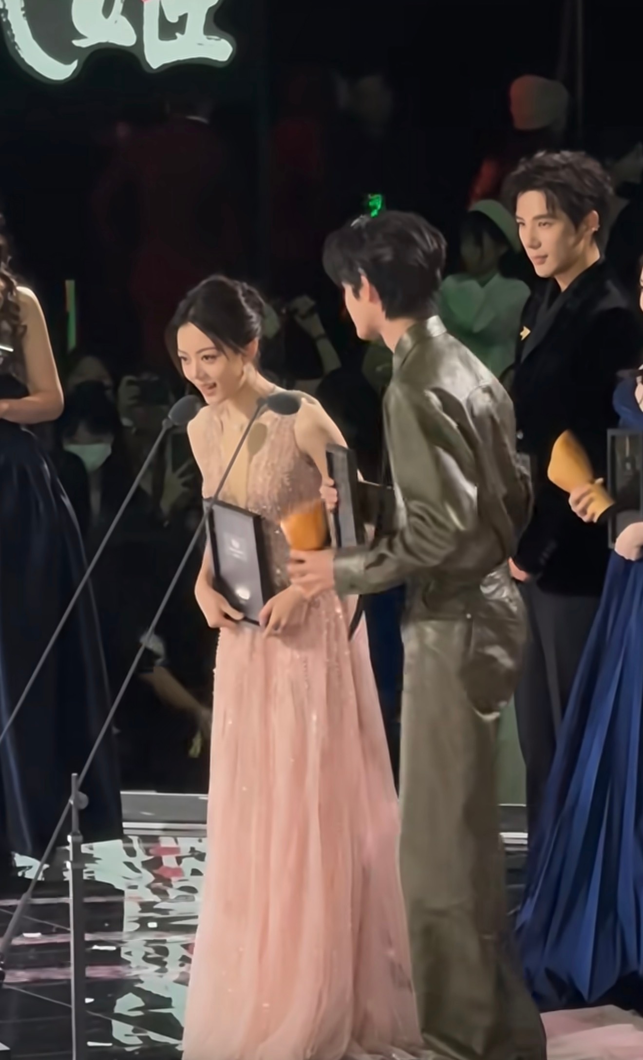 宝贝们这个眼神我见过啊