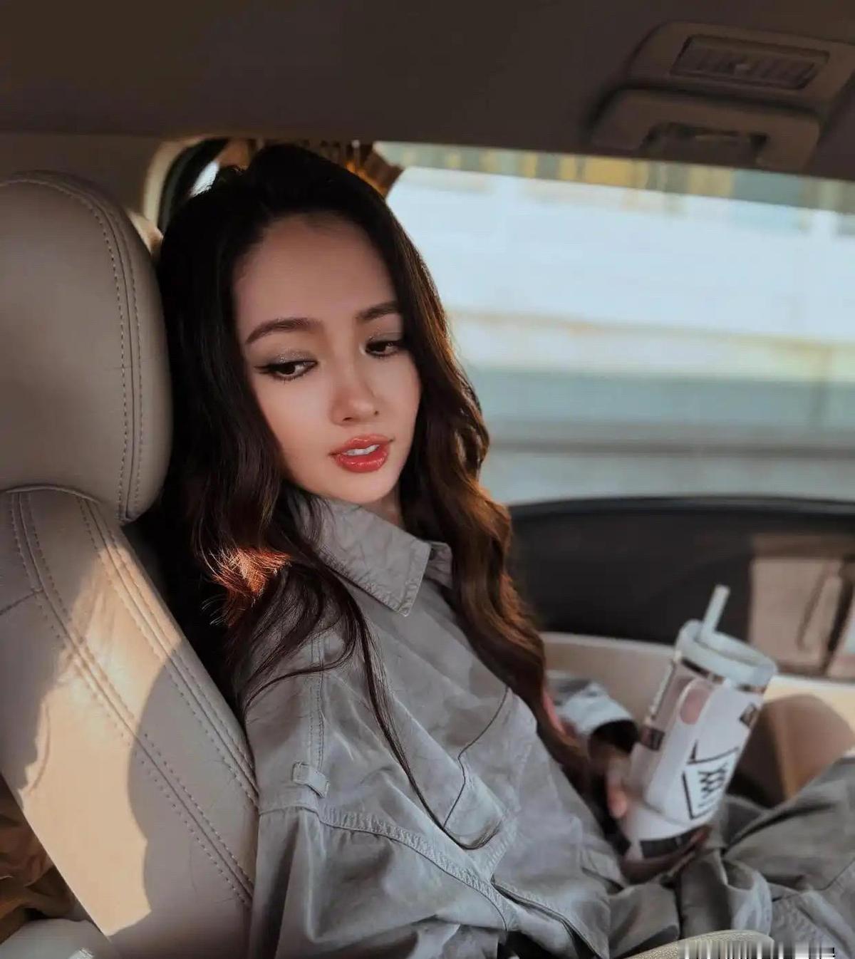 郭碧婷不发朋友圈了,向太却天天晒礼物。孩子生了两个,她连个热搜都上不了。向佐