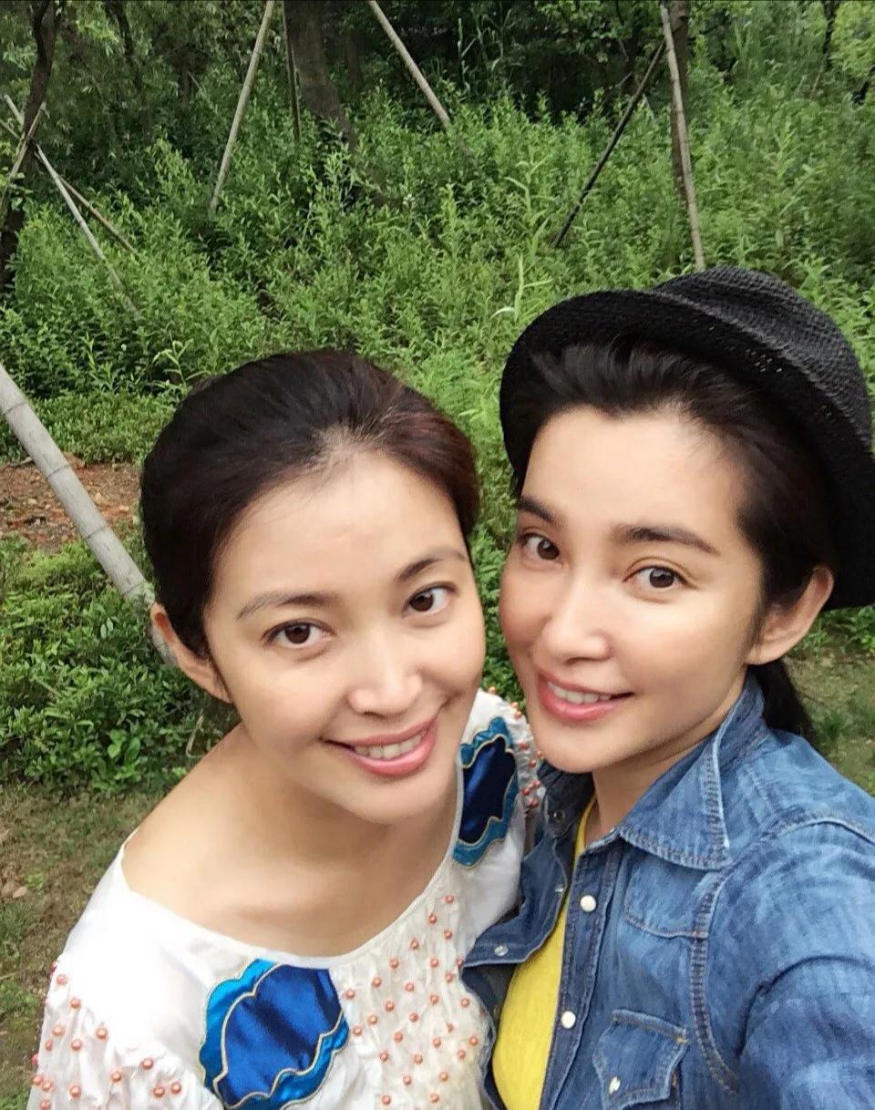 李冰冰对妹妹很愧疚：“我没有结婚，没有家庭，没有孩子，连累我妹妹也没有成家。”妹