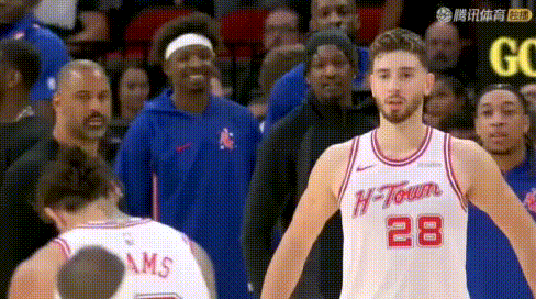 皮！亚当斯统治前板：调皮跳舞+看手。1节就抢了3前板，单节篮板数19:5；2节