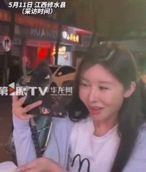 万万没想到，江西修水的一场饭局，竟成了一段“人鸟缘”。女子正吃着饭，一只小鸟突然