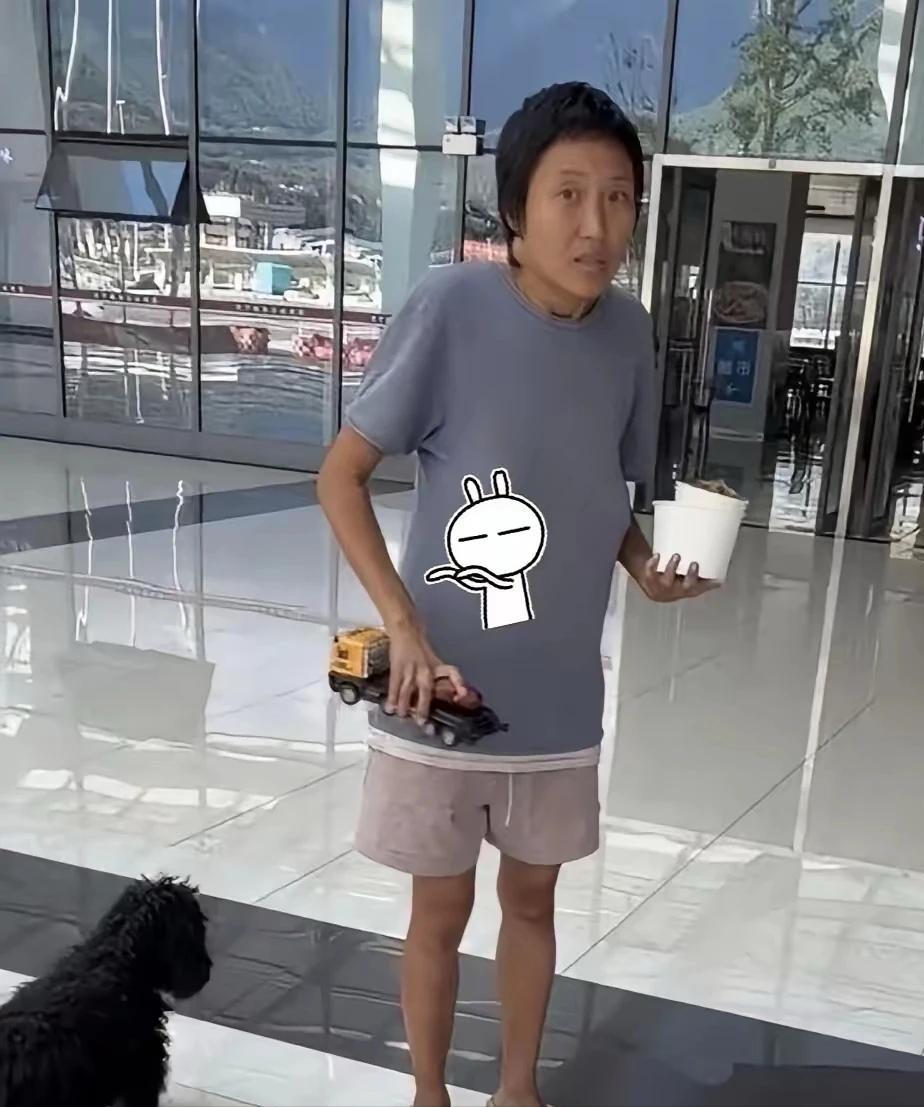 野人小孩的妈妈照片曝光，大家看看这照片，这位妈妈瘦骨如柴，这还不是重点，重点是