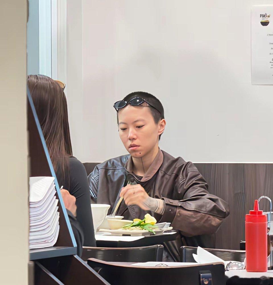 29岁窦靖童在法国巴黎一家餐馆吃汤面被偶遇，她留着寸头短发，下巴刺了纹身，中性打扮非常酷。但颜值确实