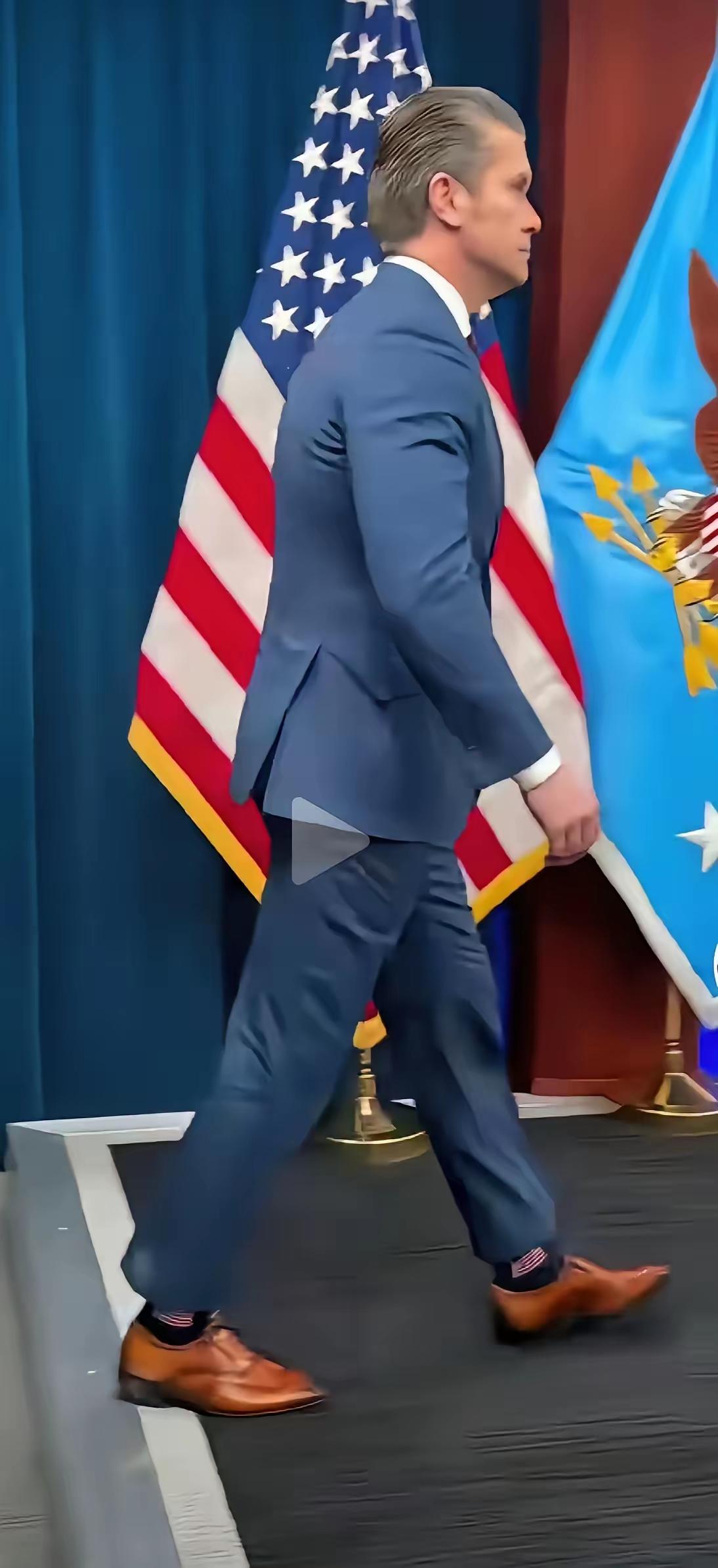 赫格塞斯的复杂个人生活他和第一任妻子梅雷迪斯·施瓦茨2004年