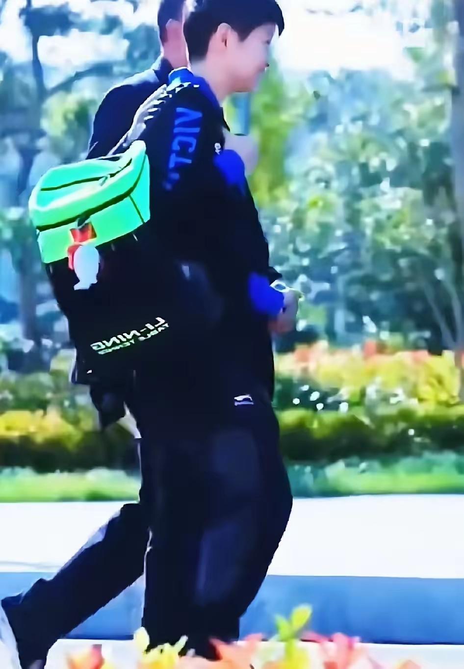 刘指导见到莎莎的这一幕，看得我心里直接被触动到！我刷到这段会面画面的时候，眼睛一
