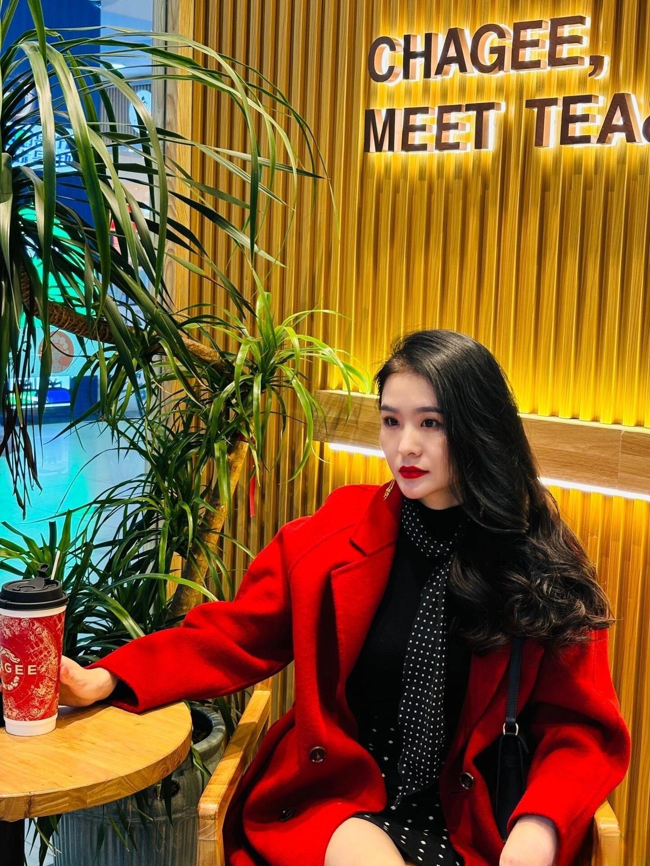 这套穿搭是明艳优雅的红黑轻熟风，把浓烈色调与精致细节融合。红色长款大衣自带明艳气