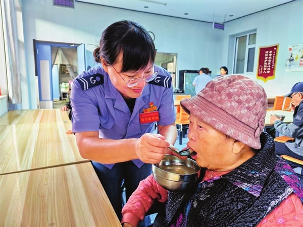 梨汤暖人心太原公交志愿者走进比家美敬老院