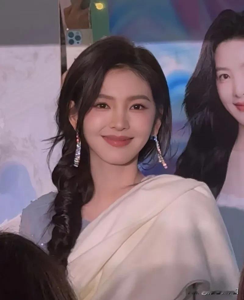 扎着麻花辫子的张若楠好美好风情迷人，好温柔的妹子啊。发现她集合好几个女星的影子，