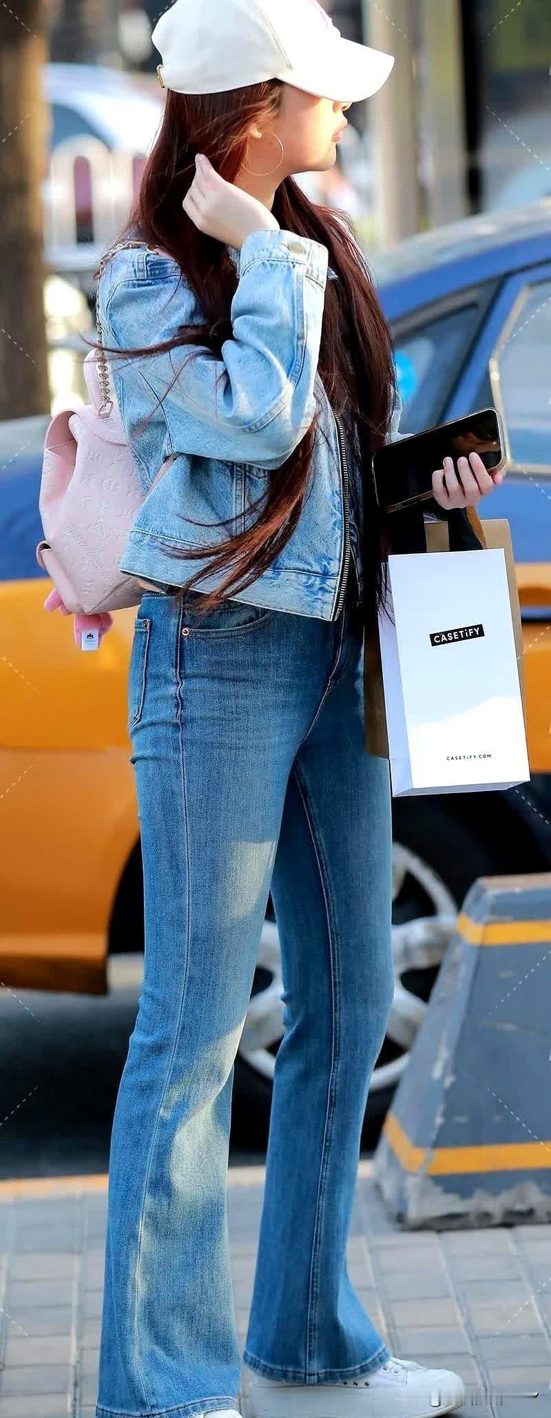 牛仔穿搭永远经典！白色棒球帽搭配牛仔外套和牛仔裤，这组合出街超绝。棒球帽可是百