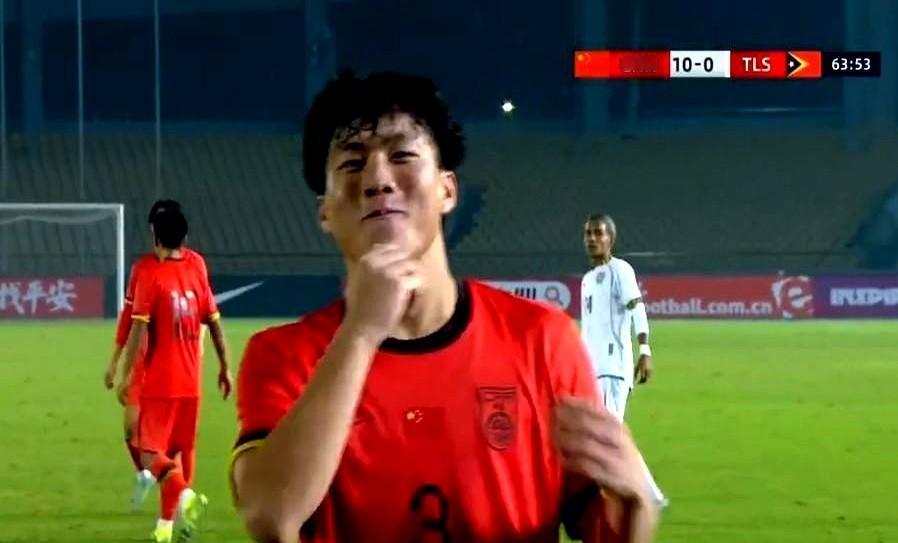 最近国少队球员谢晋在亚少赛上前两场表现亮眼，尤其边路突破让人印象深刻，但后面两场