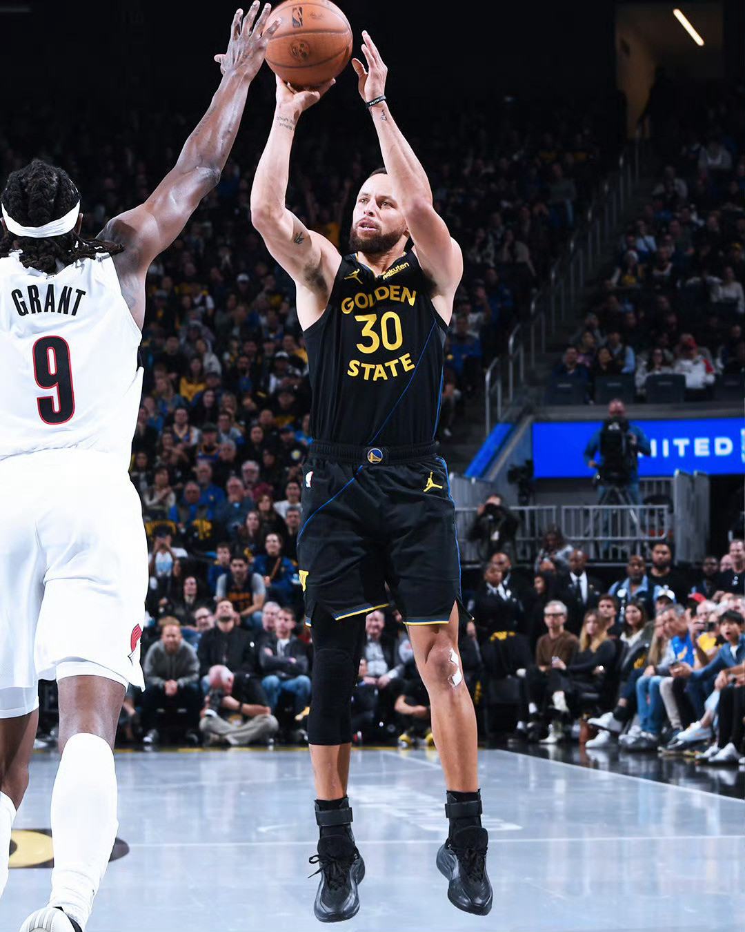 勇士在主场以123：127爆冷不敌开拓者，本场比赛37岁的库里打出了无可争议的表