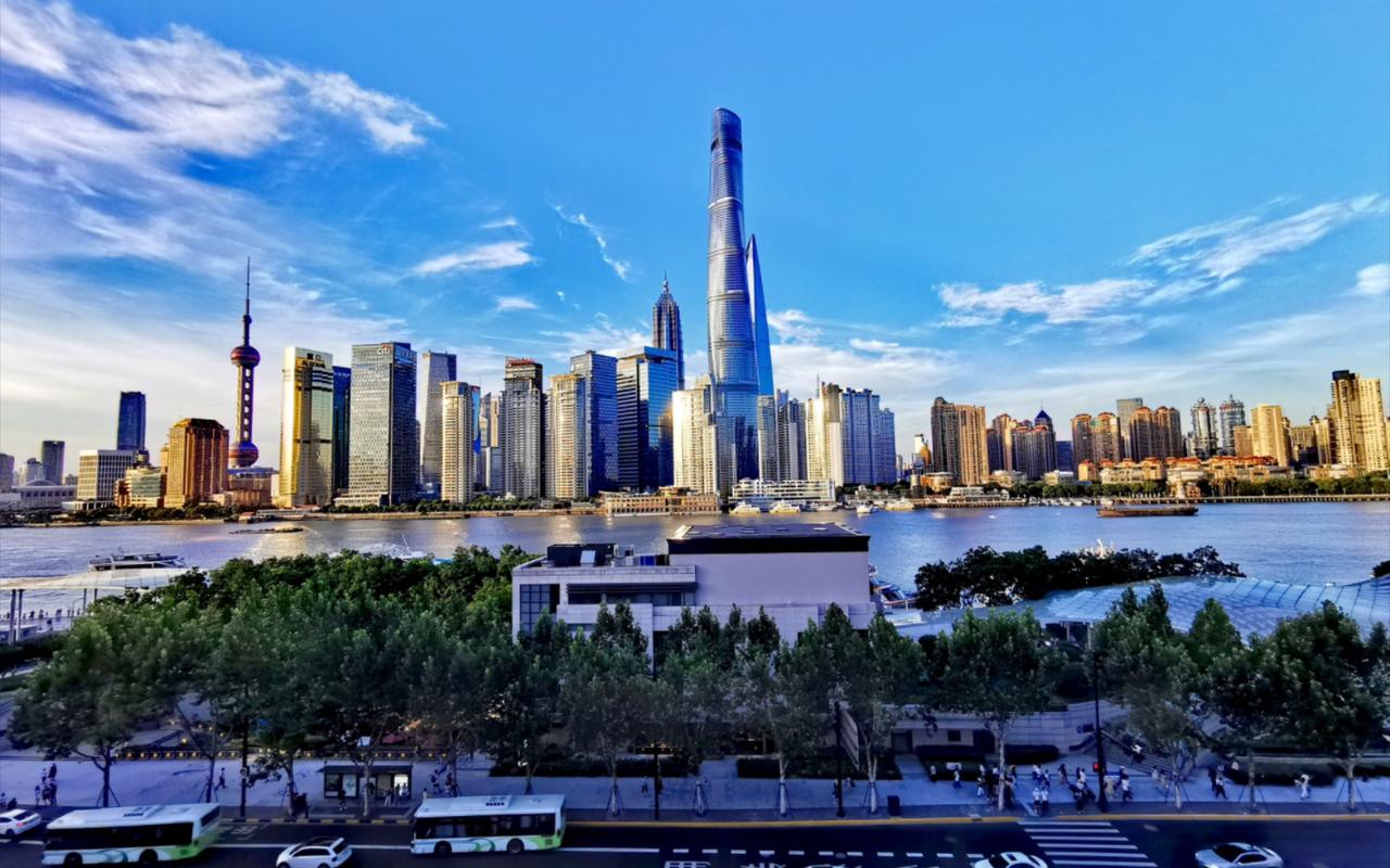 英国小伙亨利决定去中国旅游，几天后，他就跟家人表示，自己被中国骗了，真不应该来中