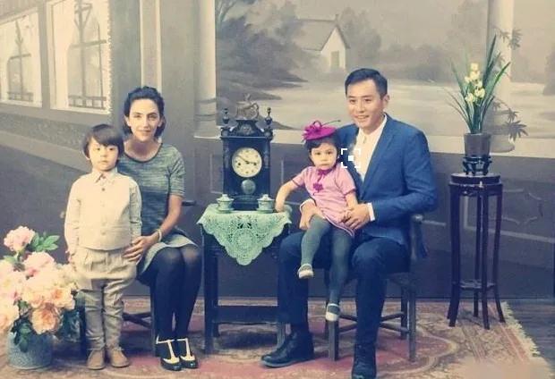 刘烨一家人的合影，他媳妇看起来还蛮中式媳妇的，这张照片里的她欧美长相的特征一点也