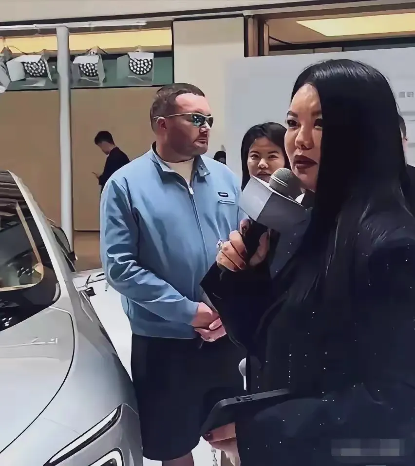 这才是真实的李湘，无美颜无滤镜的样子的真实样子就是这个样。要知道早期的李湘那绝对