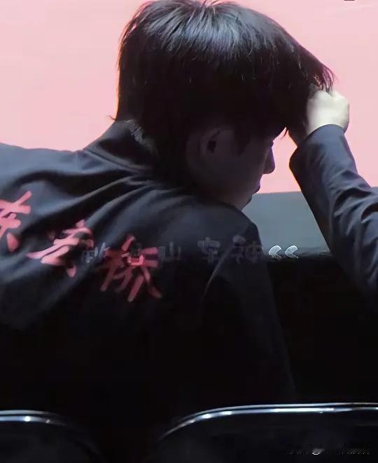 今天大头再次出现不适症状！继昨天局间大头犯了低血糖之后，今天中午单打刚一结束，