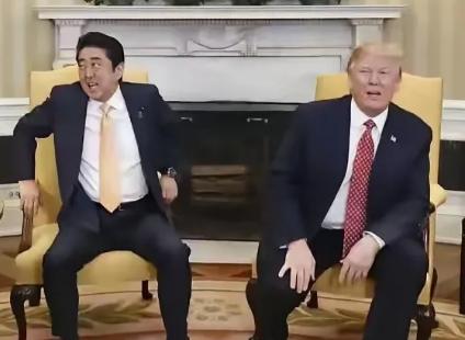 外交讲究的是不卑不亢，看看日本三个首相与美国总统特朗普会谈时的态度，没有一个正常