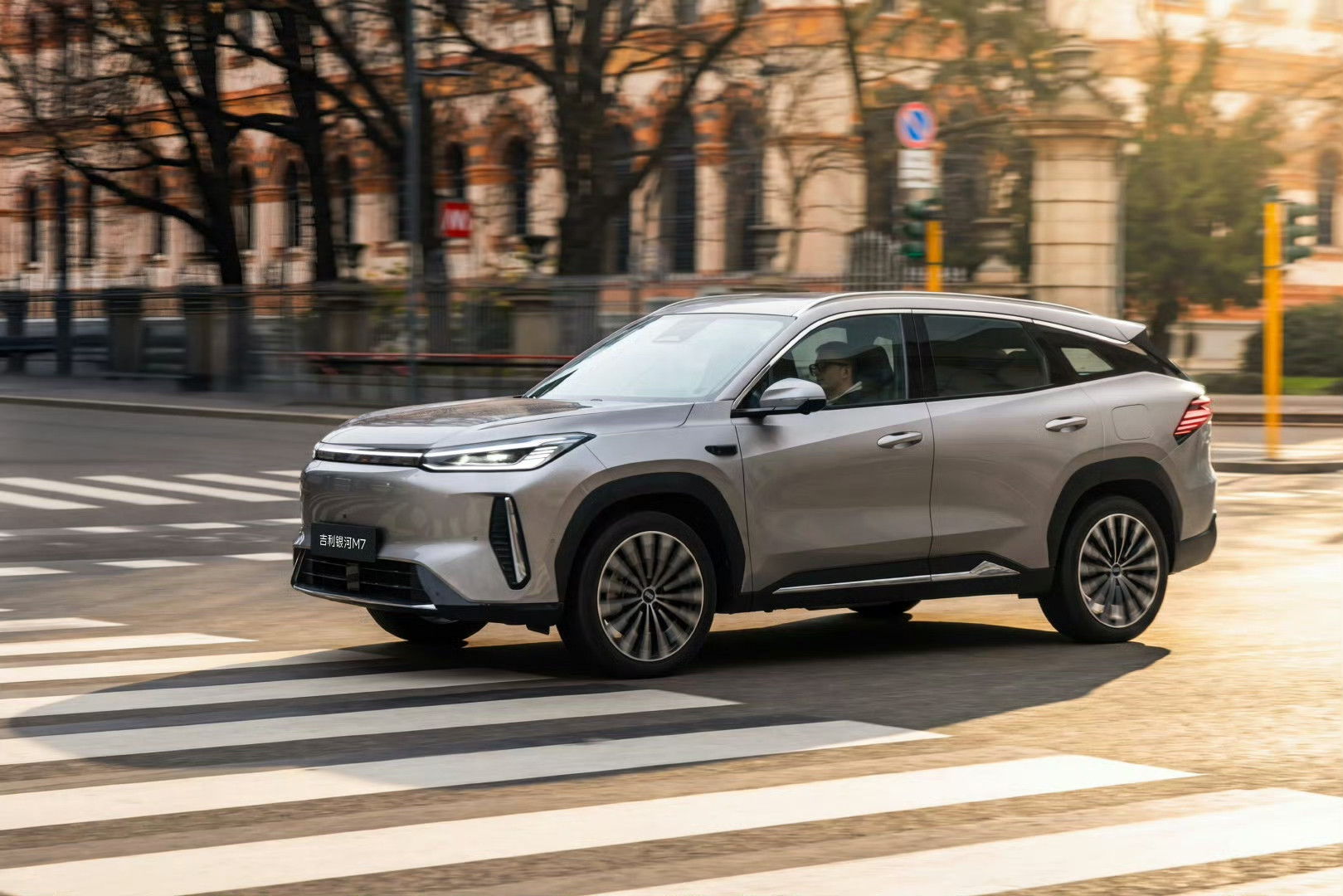 吉利精准狙击比亚迪三款宋系，银河M7直接以“1车对标3车”的姿态，杀入10-15
