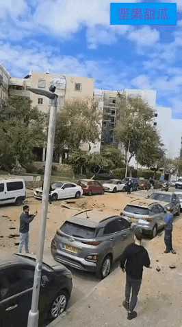 伊朗子弹药威力，这就是伊朗发射的集束弹药的子弹药现场，炸到公路，汽车都没有太大的