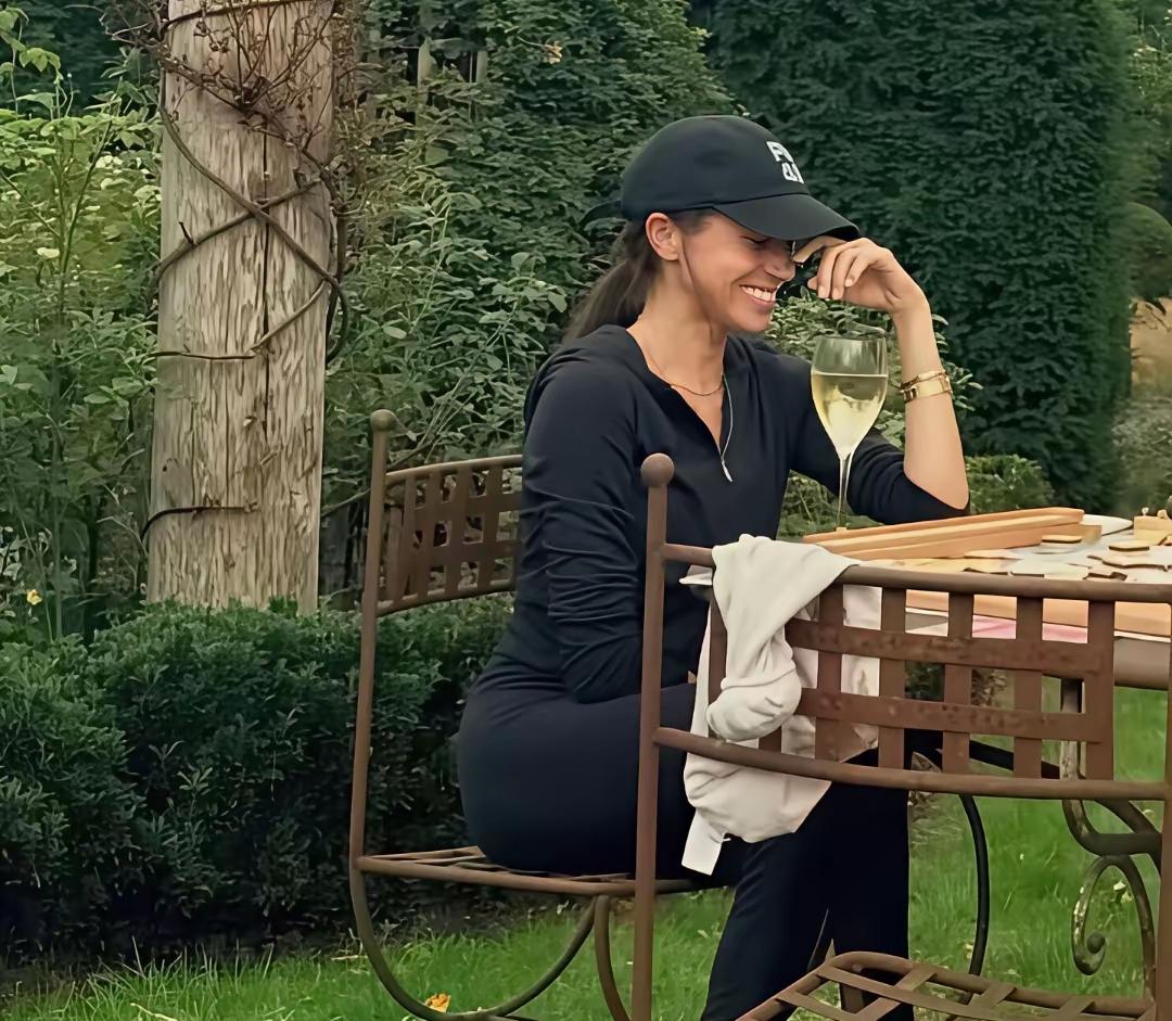 在英国的梅根，可没有消停呀！王室不搭理她，这位公爵夫人就自己制造话题，不是邀请