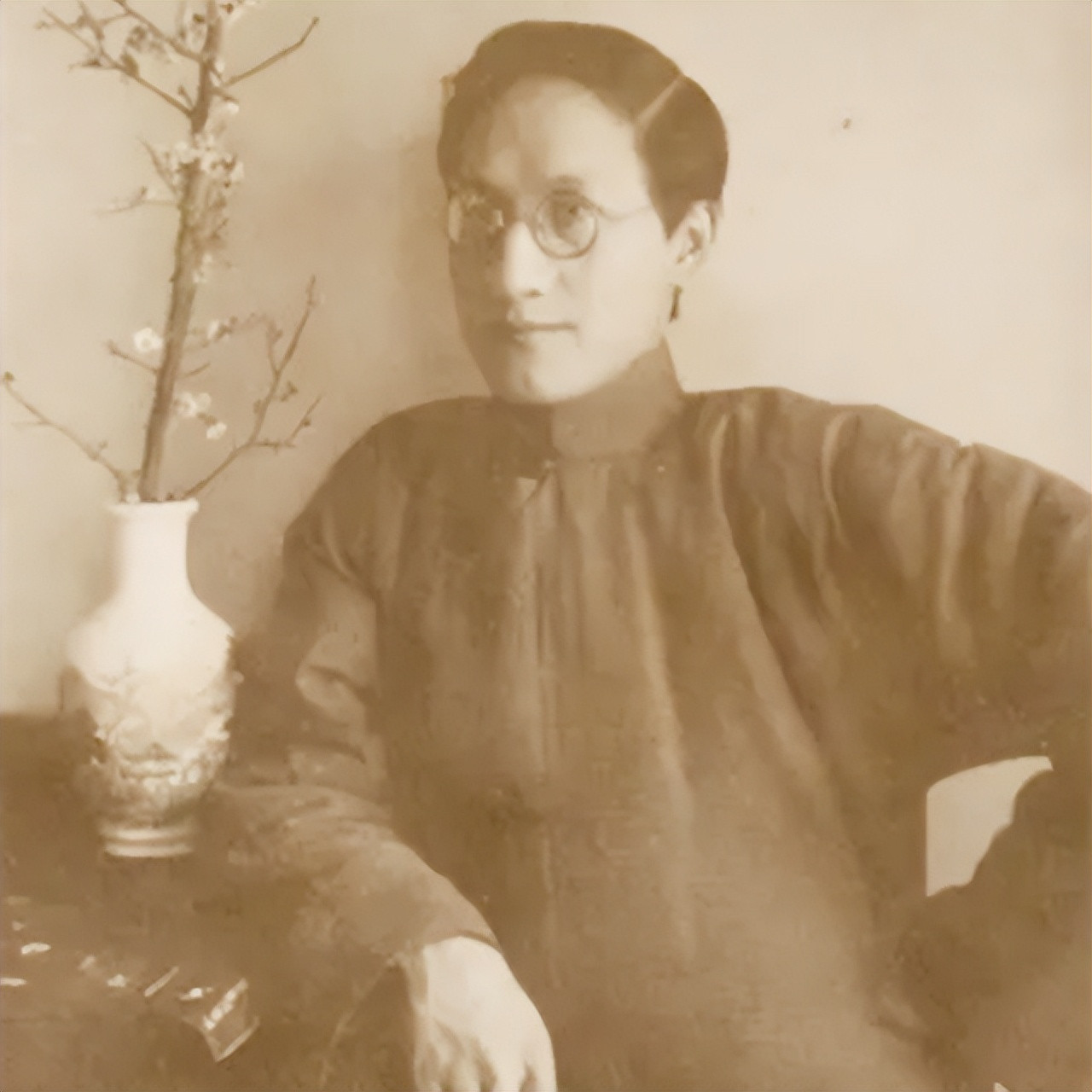 1924年，已经成家的徐志摩已有23岁，为了追求16岁的少女林徽因，毅然和妻子离