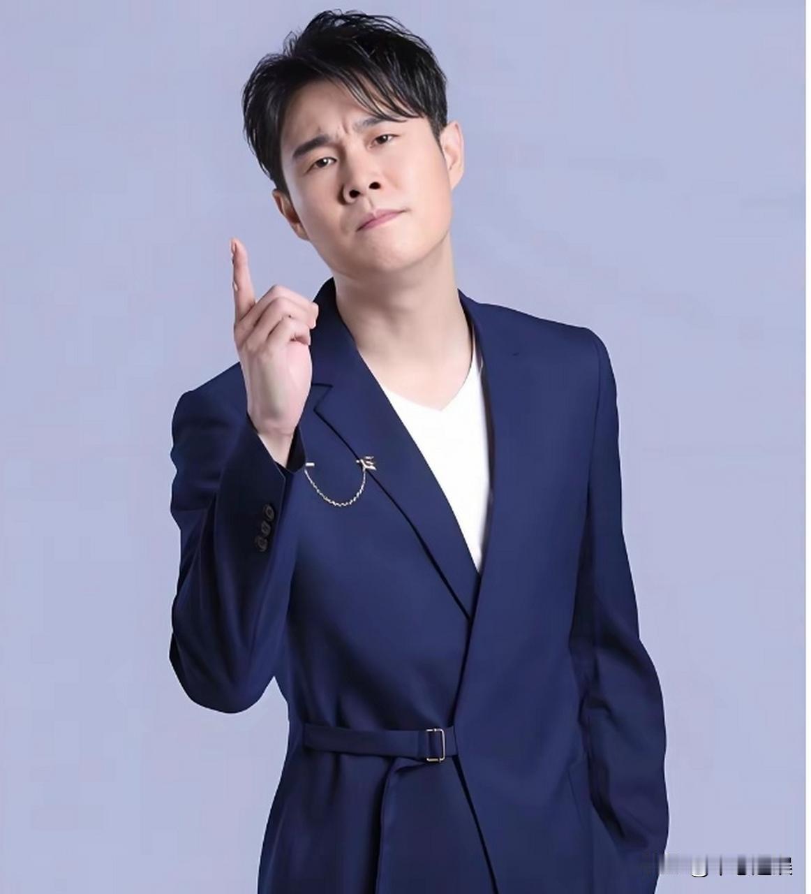 18岁的沈佳润初登大舞台小沈阳却怎么也高兴不起来不是因为女儿表现的不够好