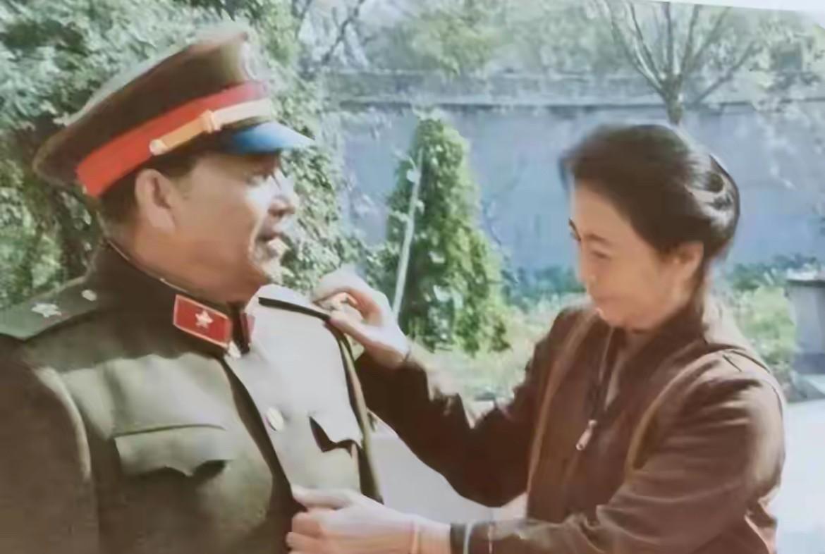 1984年10月1日清晨，新中国成立35周年盛大阅兵式中，时任北京军区司令员的秦