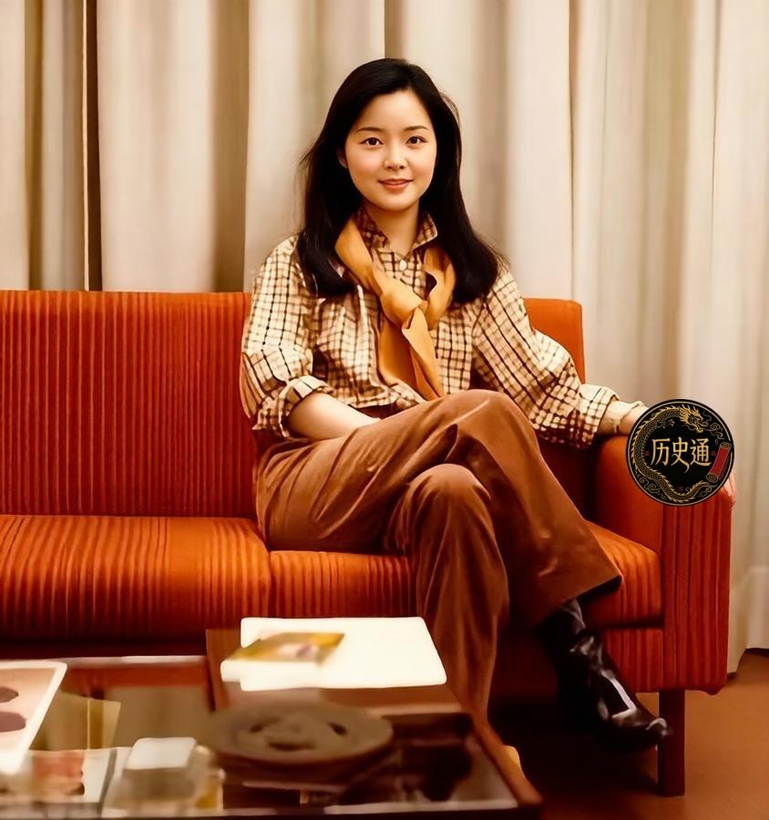 邓丽君的脸，放在今日网红脸里毫不打眼。她圆脸杏眼，鼻梁也不算挺拔，肉感丰润，并非