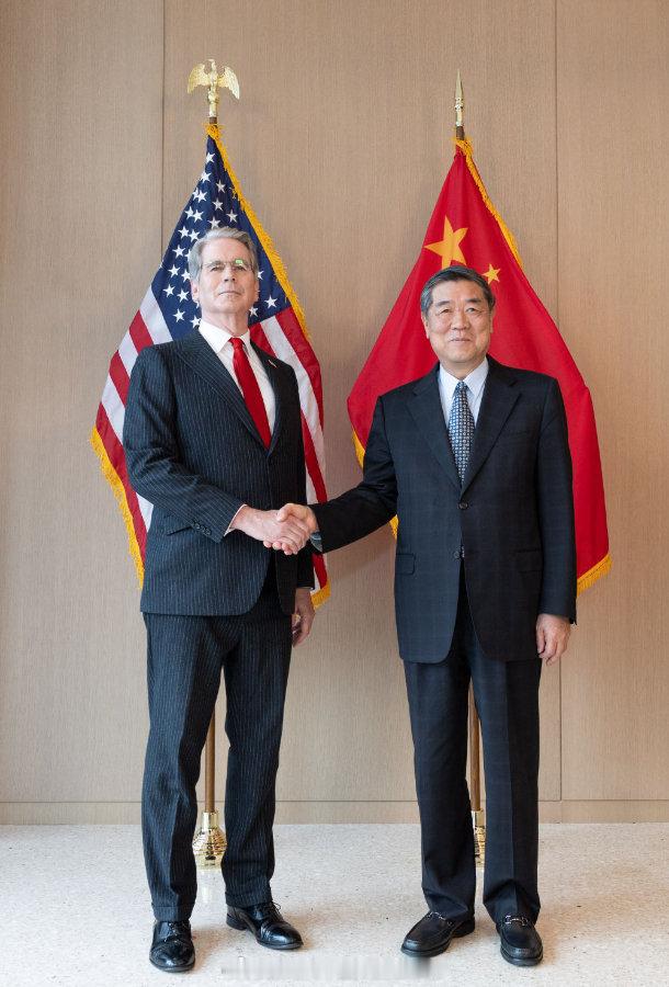 【#中美经贸磋商在美国纽约开始举行#】当地时间9月20日上午，中美两国经贸团队在美国纽约开始举行#中