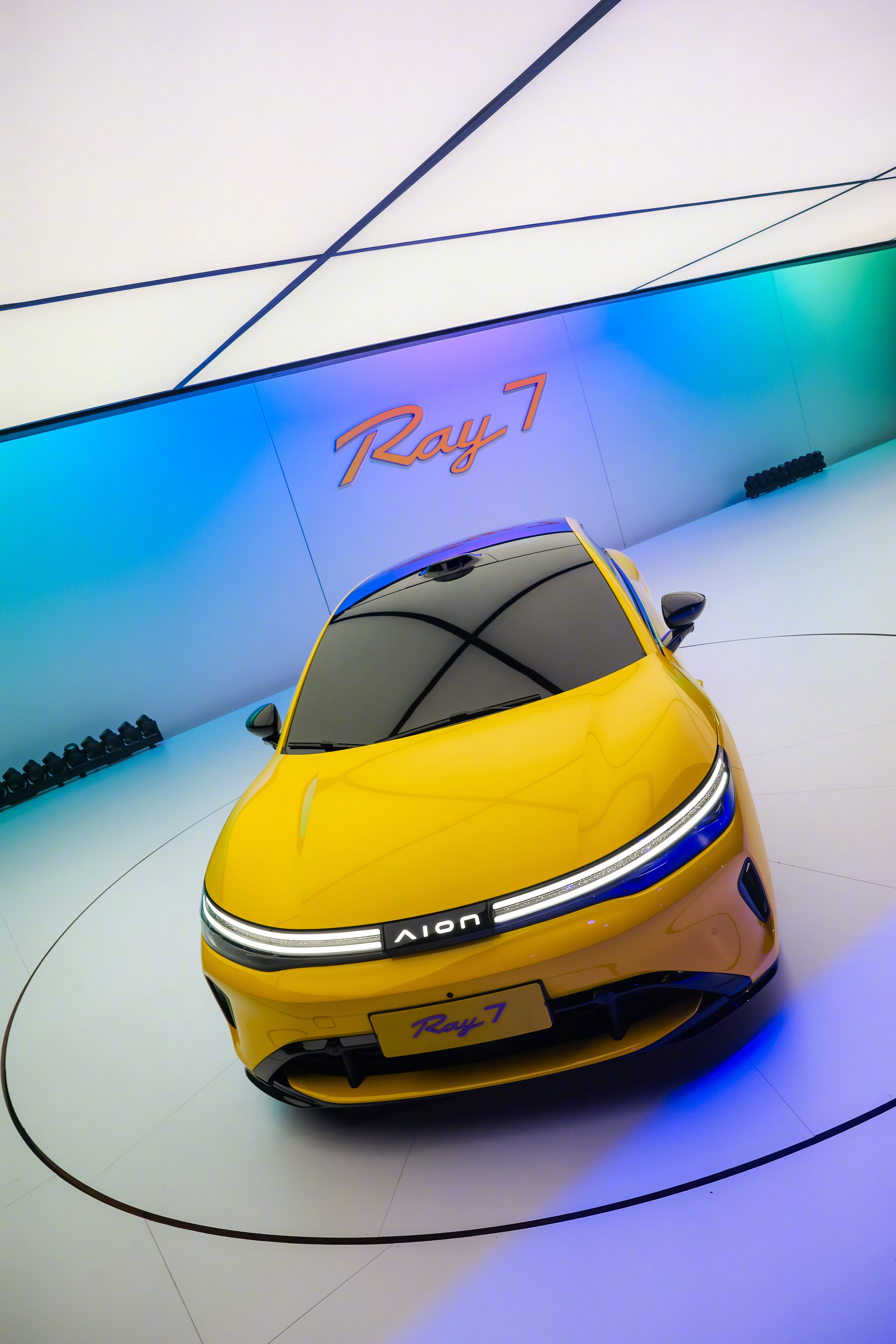 埃安超级纯电Ray7正式亮相Ray7一登台，相信不少网友第一眼就被颜值抓住了。